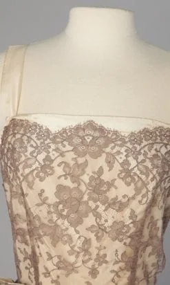 Alternative view of Robe 1950 en dentelle marron sur fond ivoire