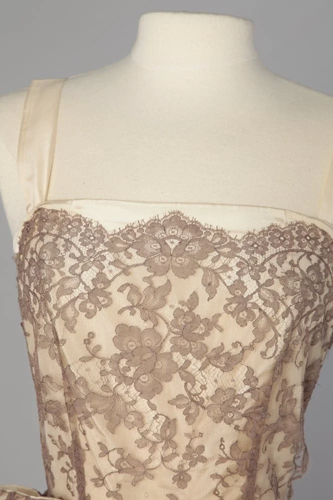 Robe 1950 en dentelle marron sur fond ivoire – Image 2