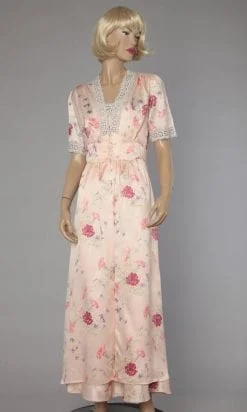 Ensemble chemise de nuit et déshabillé en satin