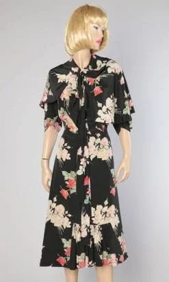 Robe 1930-1940 en soie noire imprimée de bouquets