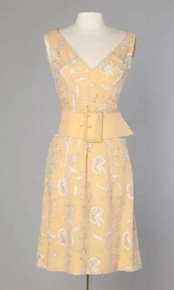 Robe en organdi blanc brodée doublée jaune