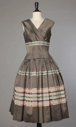Robe 1950 en faille grise à rayures roses et bleues