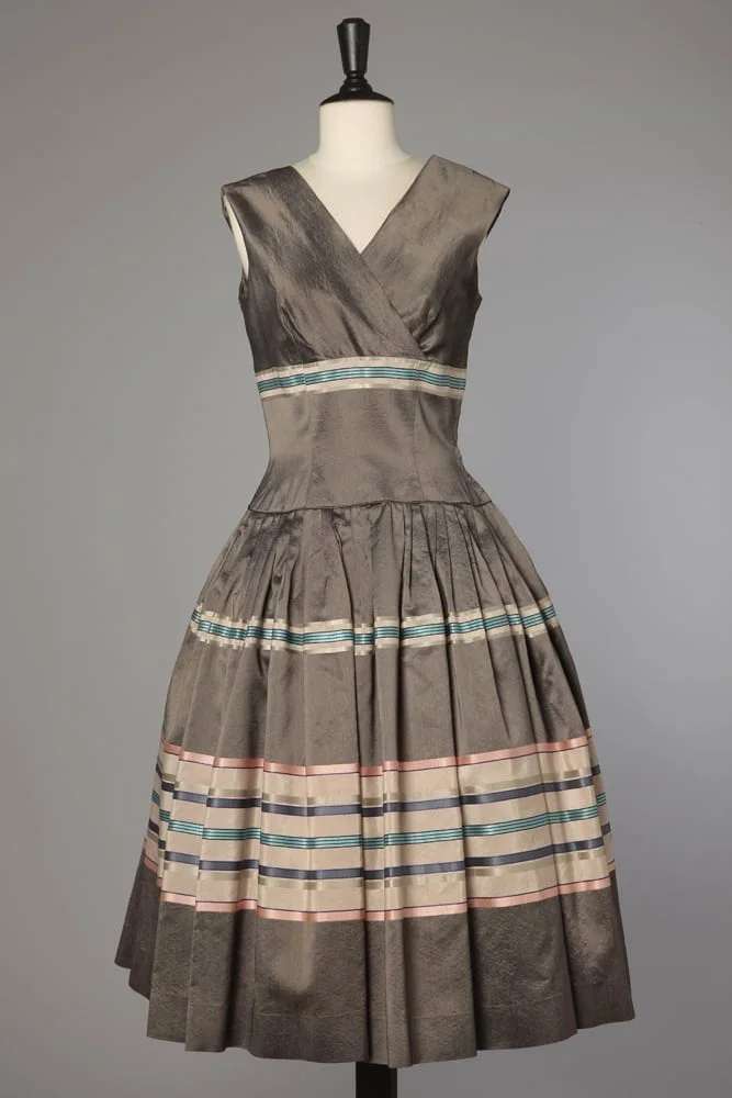 Robe 1950 en faille grise à rayures roses et bleues