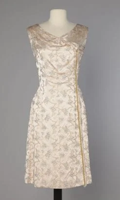 Robe 1960 en satin rosé brodé au fils d'or et soie bleue