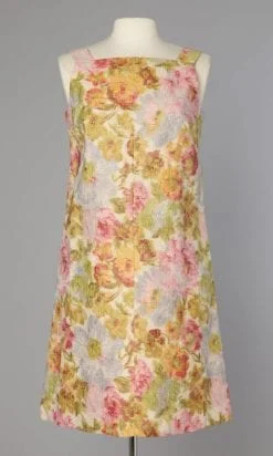 Robe 1970 en tissu gaufré et lamé or