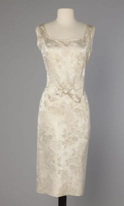 Robe en satin champagne damassé blanc et or