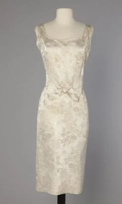 Robe en satin champagne damassé blanc et or