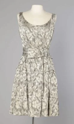 Robe 1960 en satin gris argent jacquard argent et noir