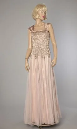 Robe longue en satin rose et tulle brodée de perles