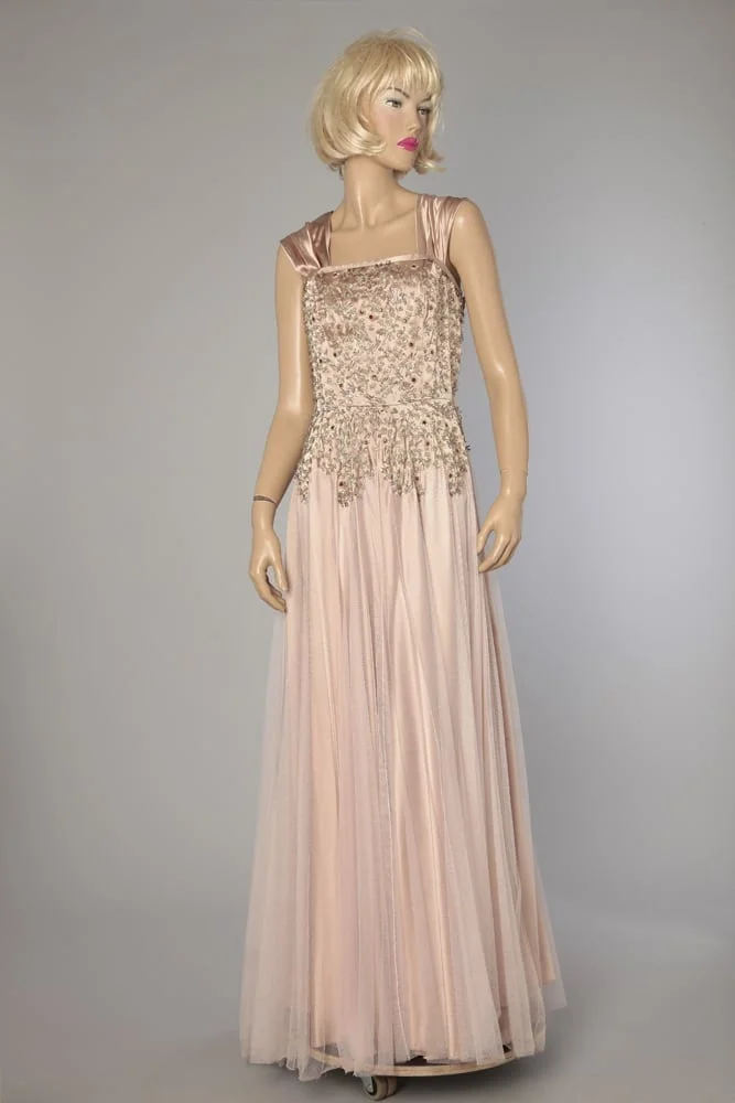 Robe longue en satin rose et tulle brodée de perles
