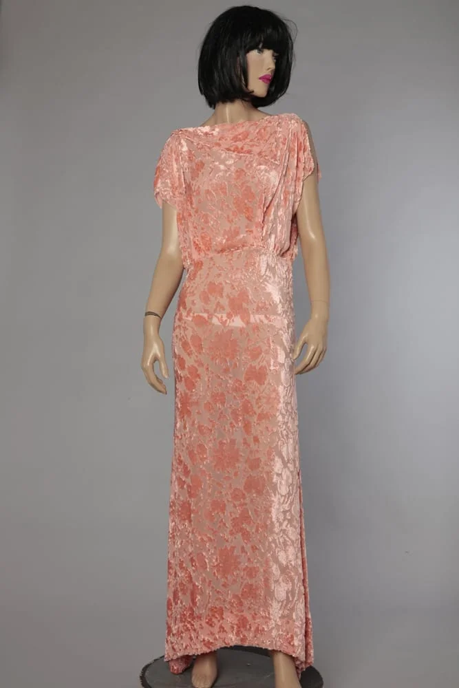 Robe longue 1930 en soie dévorée rose corail