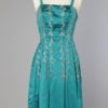 Robe 1960 en satin turquoise brodée de perles et strass