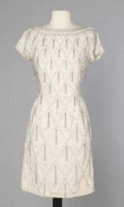 Robe 1960 en soie blanche brodée de perles et paillettes