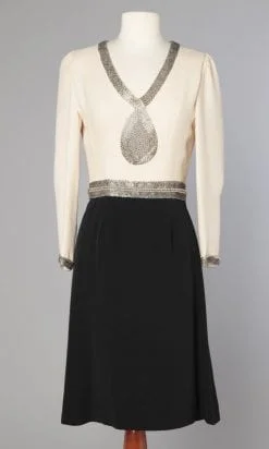 Robe 1970 en crêpe blanc et noir brodée de perles argentées