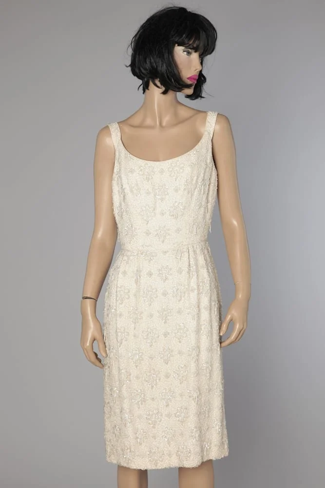 Robe en soie blanche 1960 brodée de paillettes et perles blanches