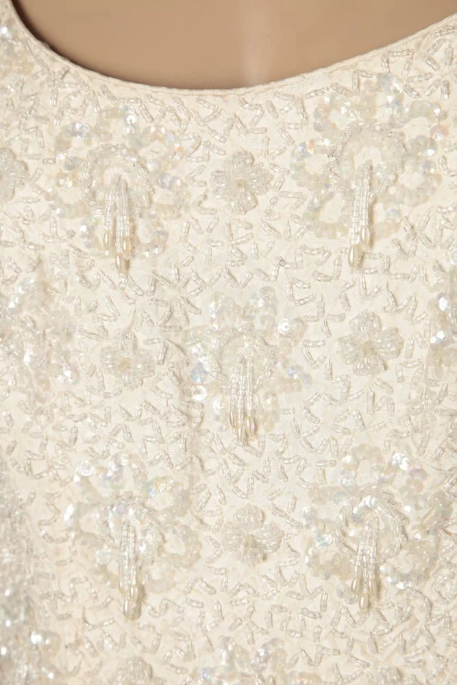 Robe en soie blanche 1960 brodée de paillettes et perles blanches – Image 2