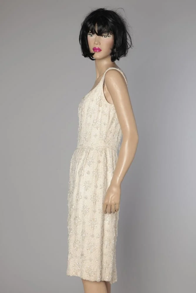 Robe en soie blanche 1960 brodée de paillettes et perles blanches – Image 3