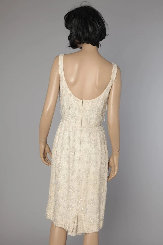 Robe en soie blanche 1960 brodée de paillettes et perles blanches – Image 4