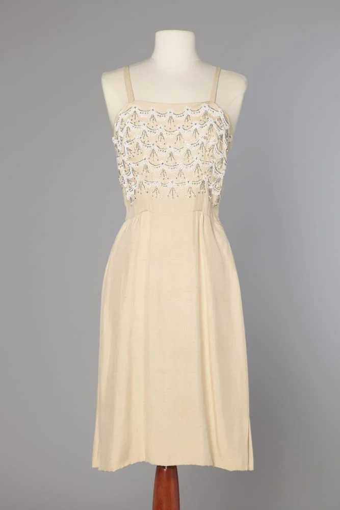 Robe 1960 en soie sauvage ivoire brodée de perles et strass