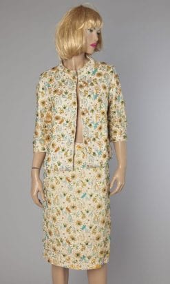 Tailleur 1960 en soie entièrement brodé de perles paillettes et strass