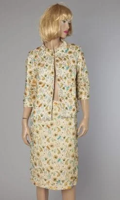 Tailleur 1960 en soie entièrement brodé de perles paillettes et strass