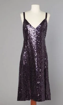 Robe 1980 en soie aubergine entièrement brodée de paillettes irisées