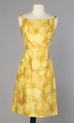 Robe en soie jaune à motifs de fleurs