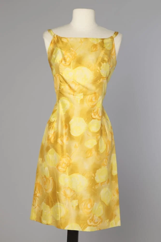 Robe en soie jaune à motifs de fleurs