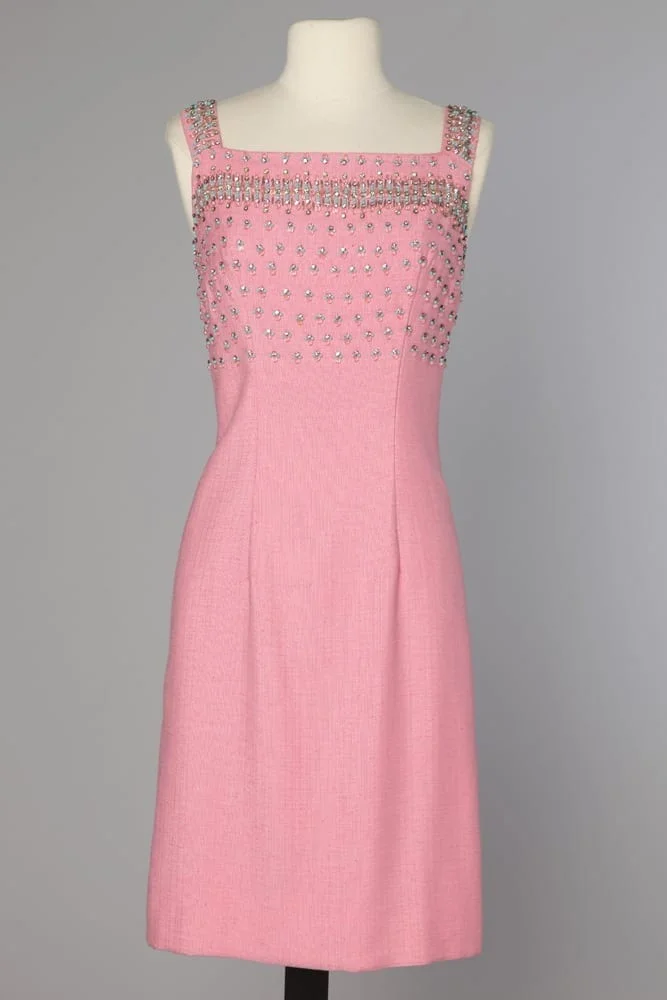 Robe en lin rose 1960 brodée de perles et strass