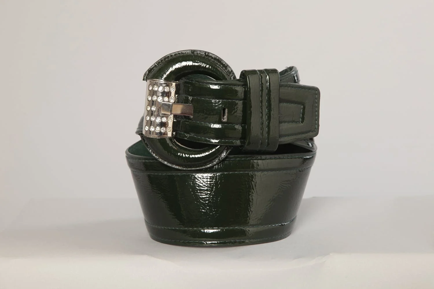 Ceinture en cuir verni vert, boucle argent et strass