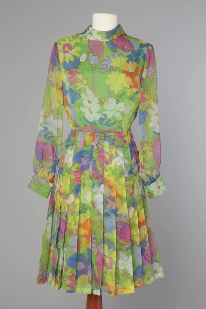 Robe 1960 - 1970 en voile de nylon imprimé