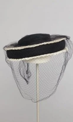 Chapeau 1930-1940 en paille blanche et feutre marine