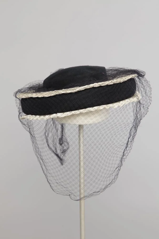Chapeau 1930-1940 en paille blanche et feutre marine