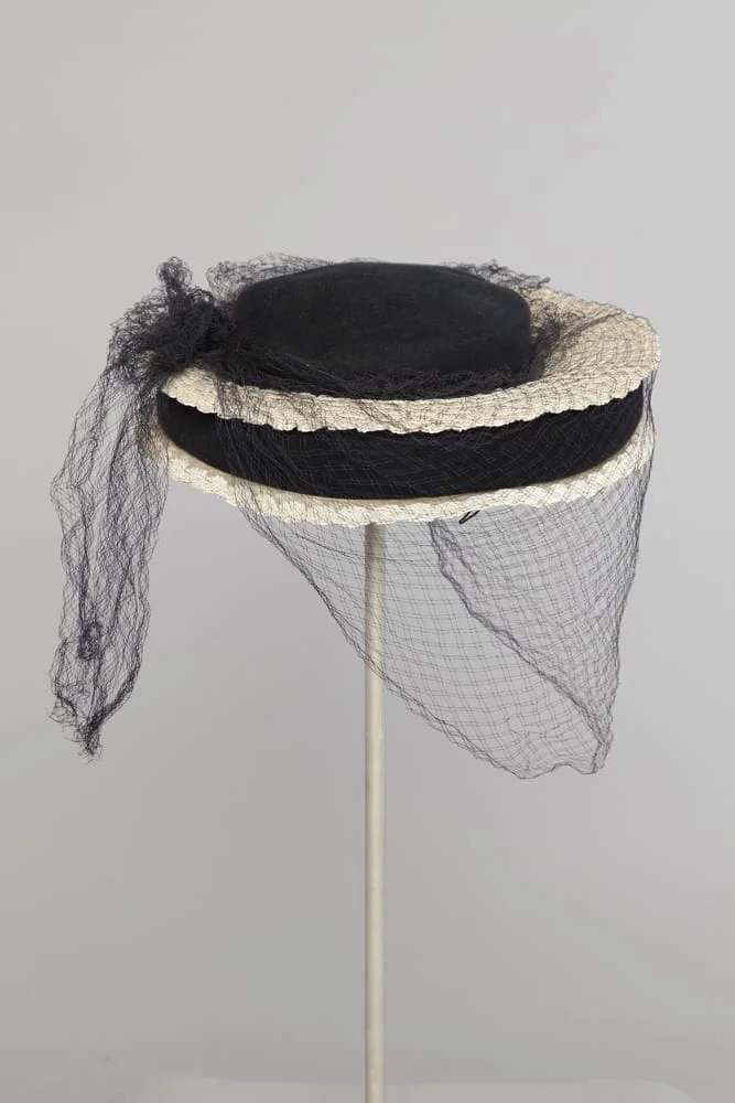 Chapeau 1930-1940 en paille blanche et feutre marine – Image 2