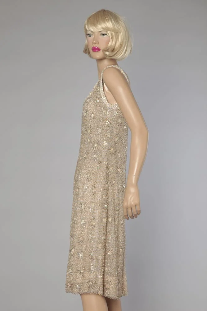 Robe 1960 en tulle entièrement brodée de perles et strass – Image 3