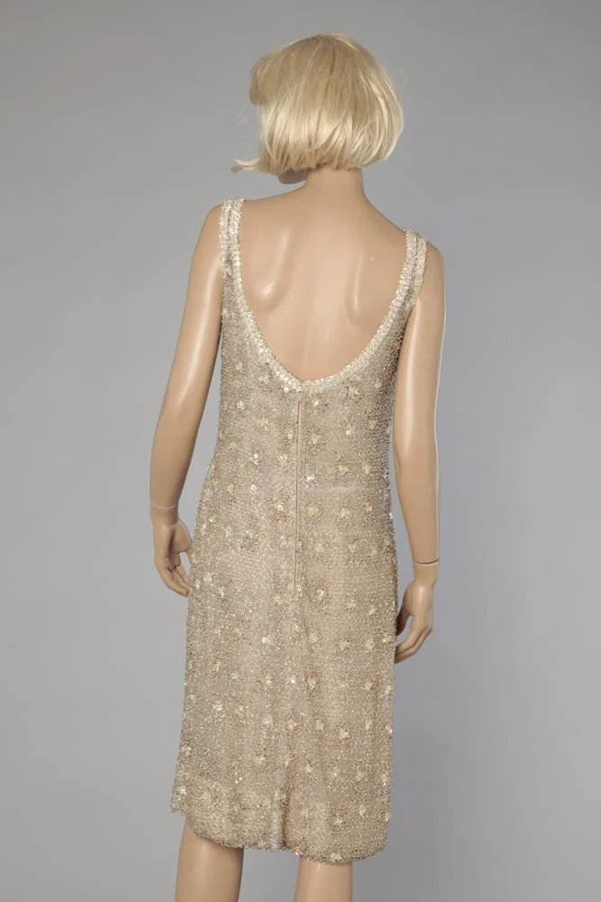 Robe 1960 en tulle entièrement brodée de perles et strass – Image 4