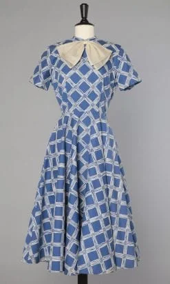 Robe 1950 à gros carreaux blancs sur fond bleu