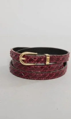 Ceinture en crocodile rouge et boucle dorée
