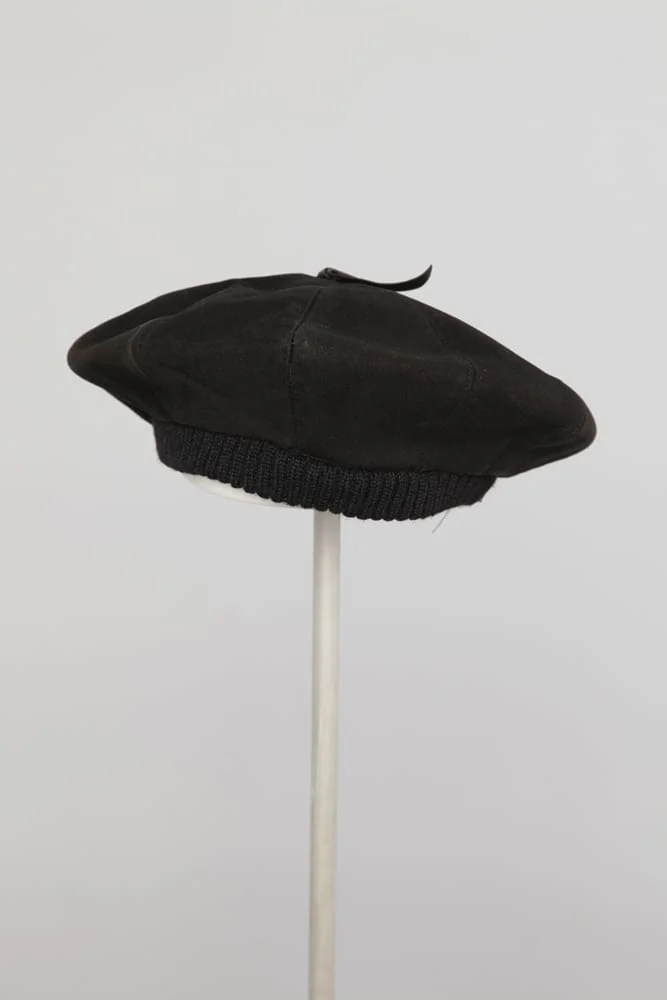 Béret en daim noir 1960