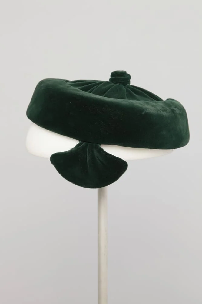 Chapeau 1950 en velours vert – Image 3