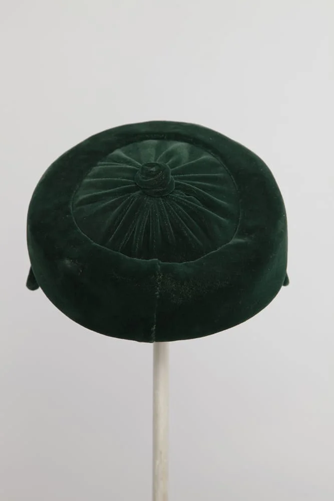 Chapeau 1950 en velours vert – Image 4