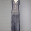 Robe en mousseline de soie bleu marine cousue de cabochons en strass