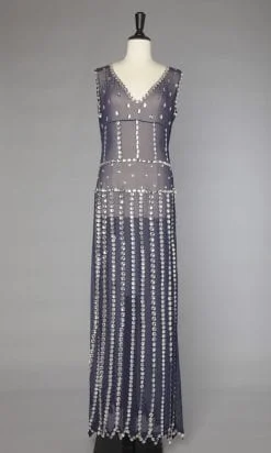 Robe en mousseline de soie bleu marine cousue de cabochons en strass