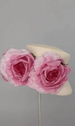 Chapeau en paille et fleurs roses