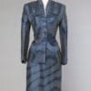 Tailleur 1940 en satin bleu et rayures blanches