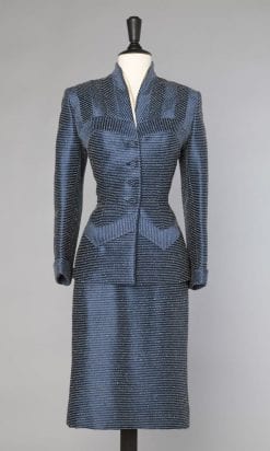 Tailleur 1940 en satin bleu et rayures blanches
