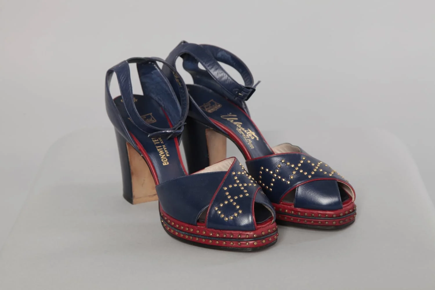 Paire de chaussures en cuir marine et rouge 1940 – Image 2