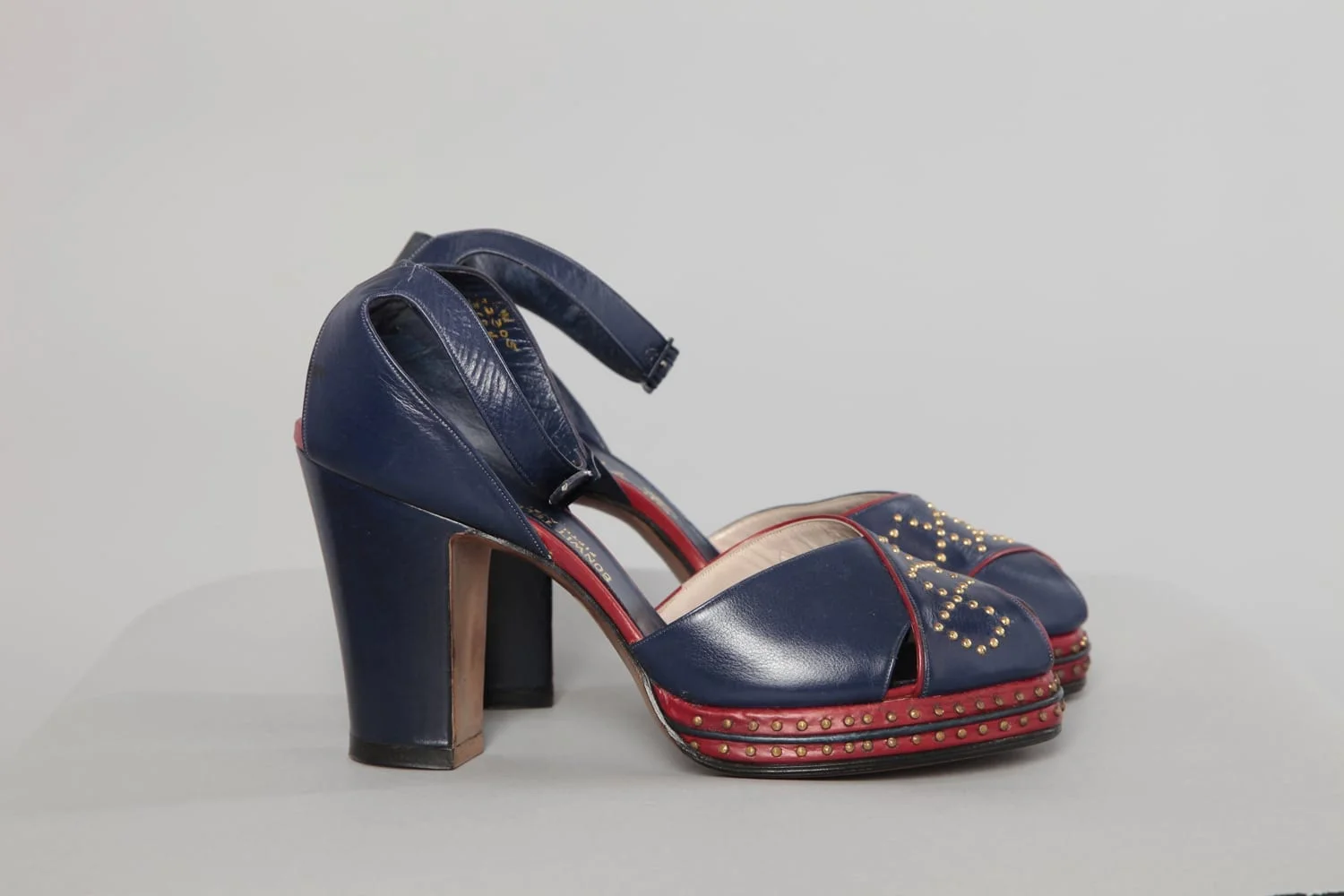 Paire de chaussures en cuir marine et rouge 1940 – Image 3