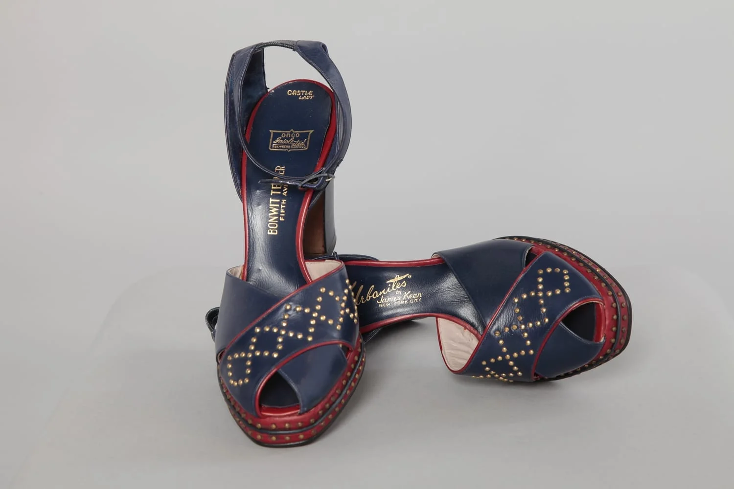 Paire de chaussures en cuir marine et rouge 1940
