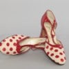 Paire de chaussures en toile brodée et verni rouge